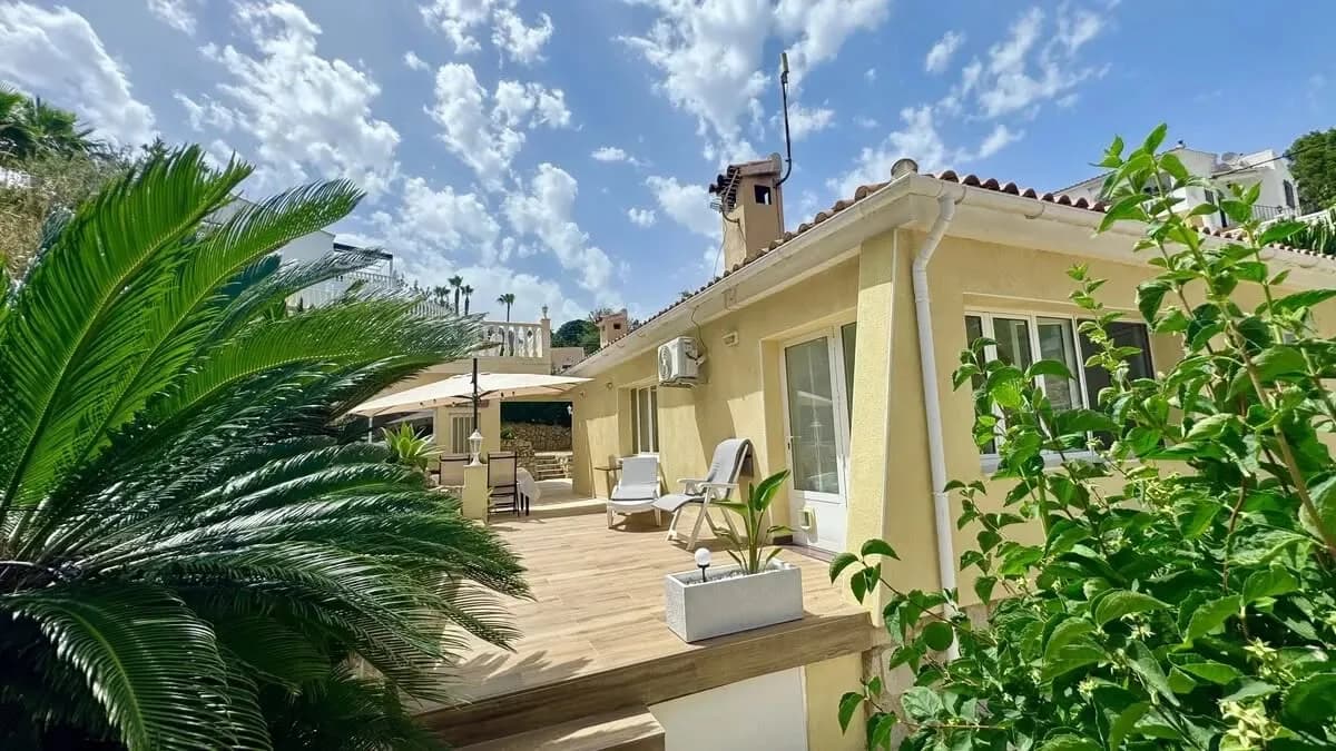 CHALET INDEPENDIENTE EN LA NUCIA CON TERRENO DE CASI 700M2