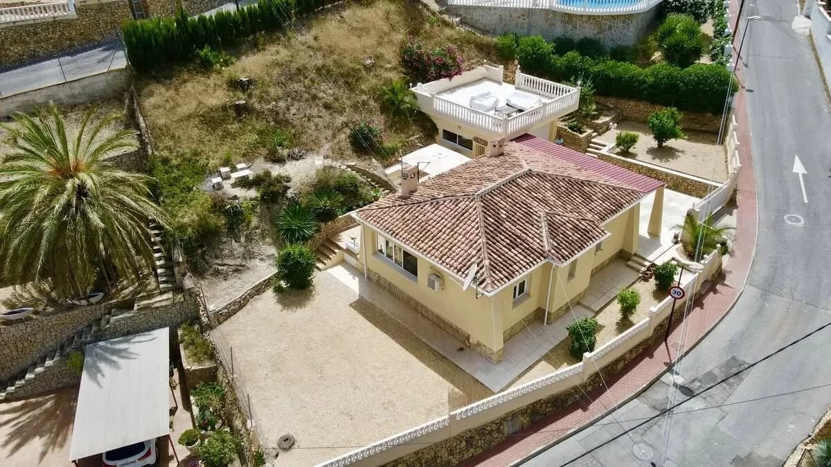 CHALET INDEPENDIENTE EN LA NUCIA CON TERRENO DE CASI 700M2